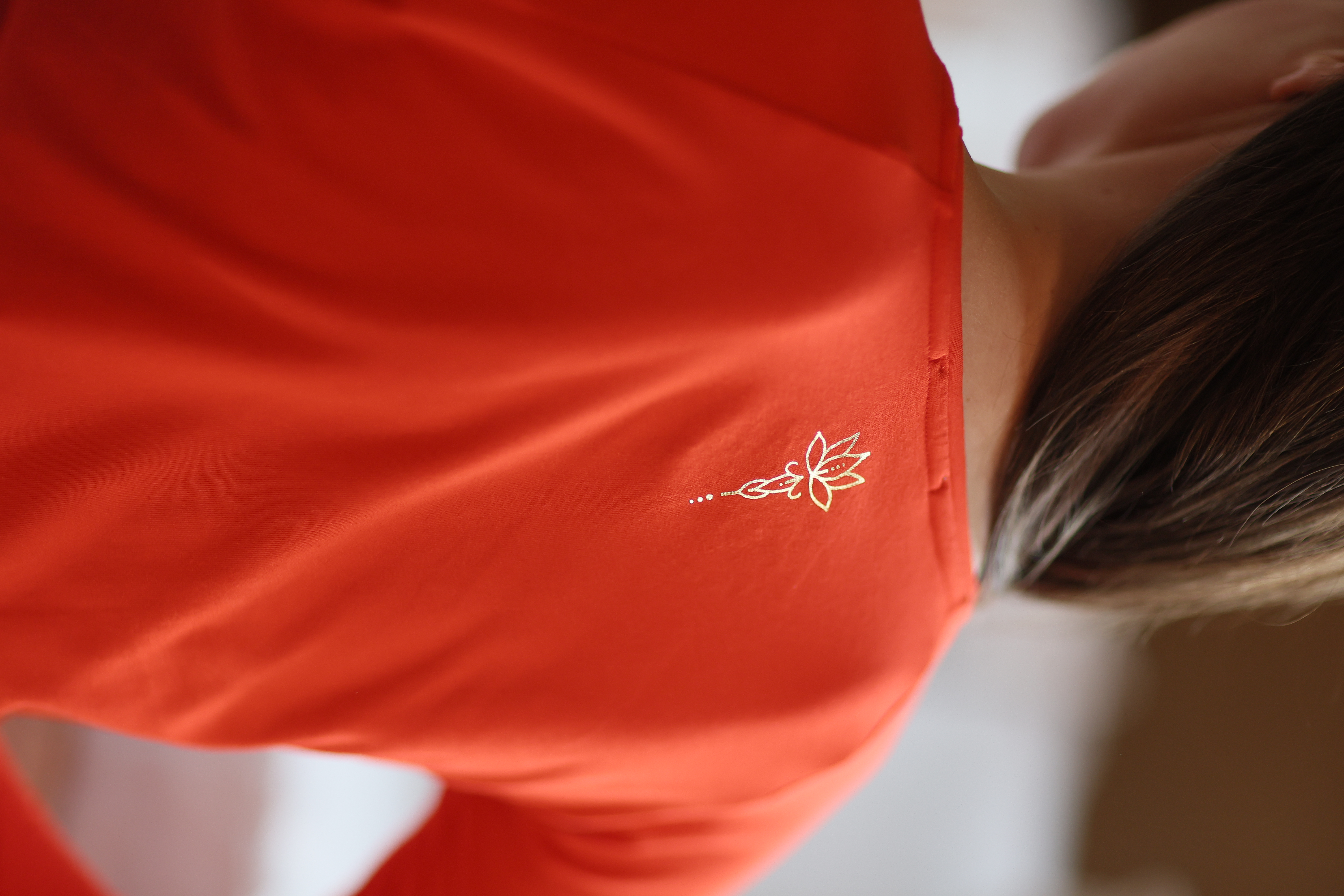 257638 Crop Shirt langarm Jathara - harissa (1)